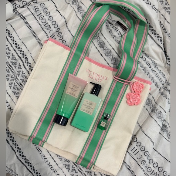 Victoria Secret- bombshell escape bundle - Picture 1 of 1